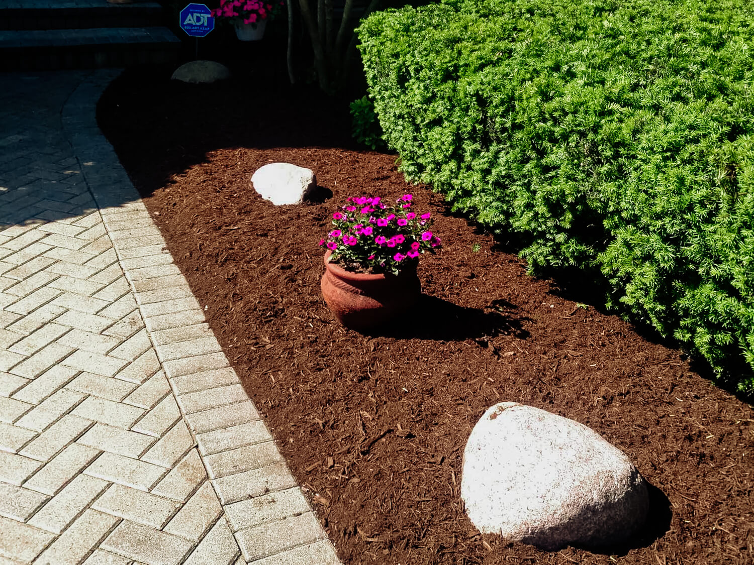elite-lawn-care-mulch-installation-service-08