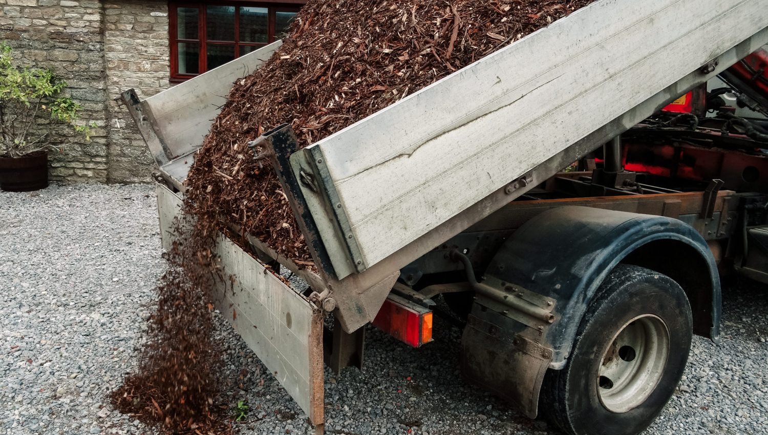 mulch-delivery-service-qoscv3dno2266rrtwtqm7gph9jks1zhnzd22ixwvg4.jpg